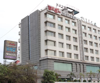 https://imgcld.yatra.com/ytimages/image/upload/t_hotel_yatra_city_desktop/v1402666532/Domestic Hotels/Hotels_Navi Mumbai/Hotel Yogi Midtown/Overview 1.jpg